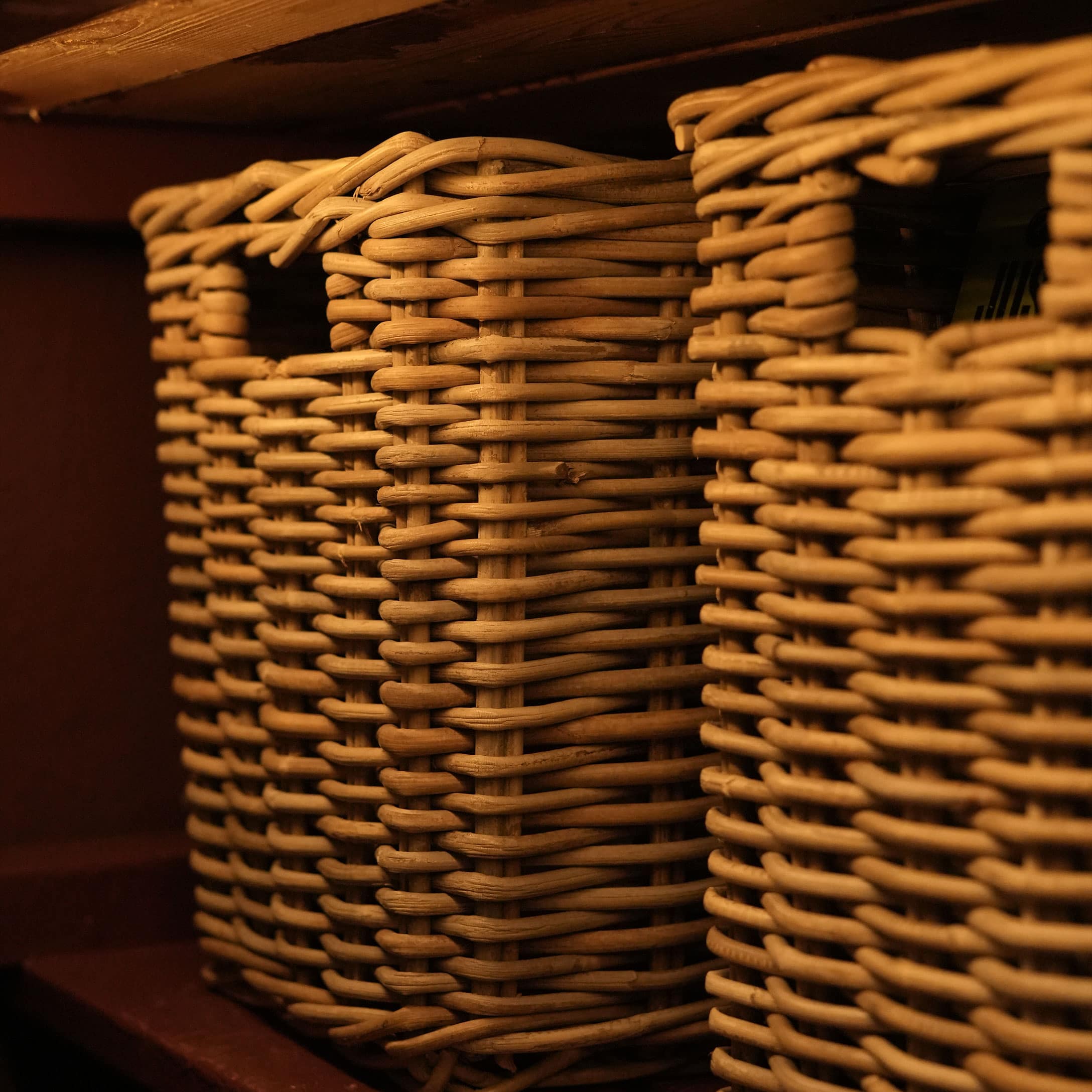 Panier de rangement en osier naturel beige chaud, parfait pour organiser l'intérieur de la maison