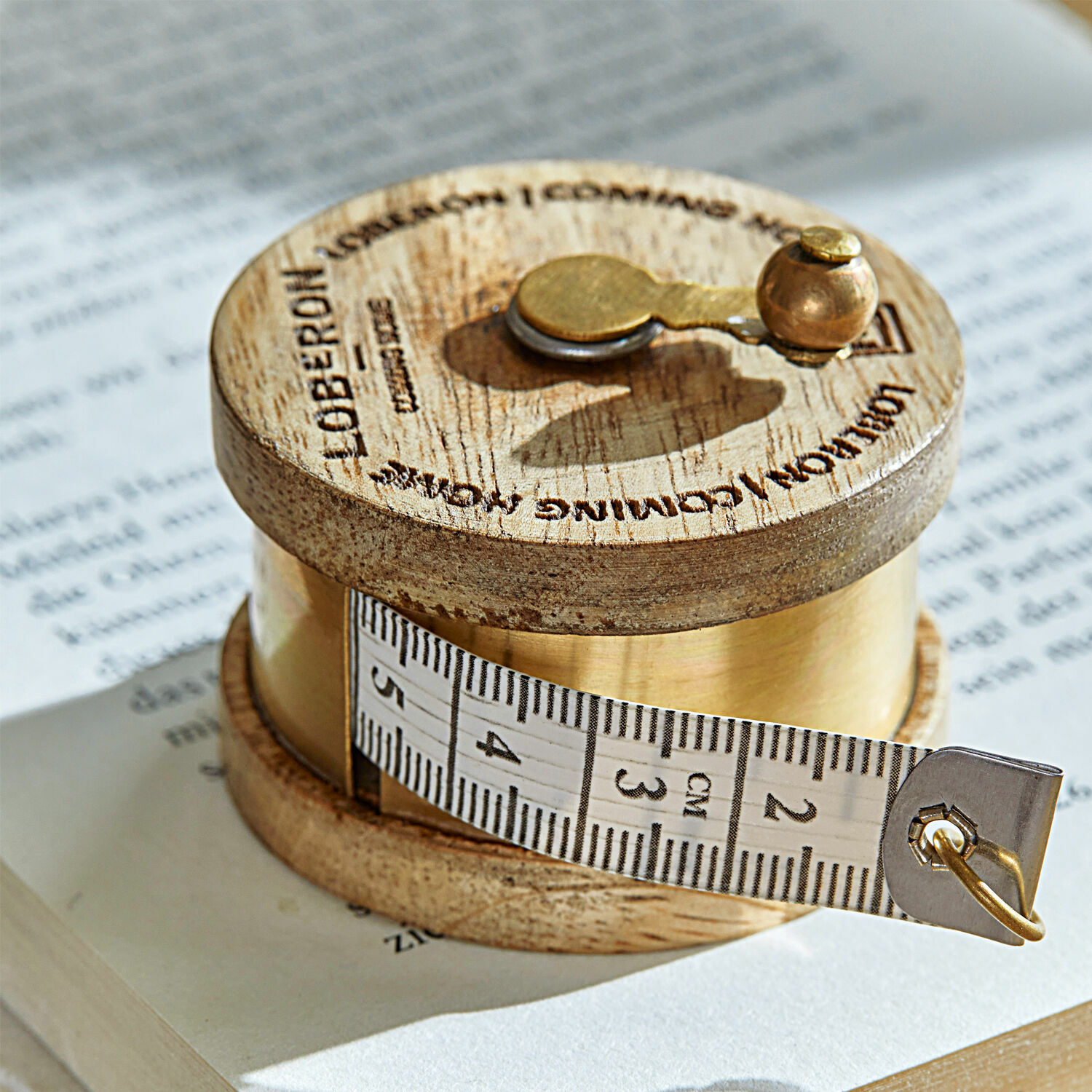 Mètre ruban Lewiston Mètre ruban rond en bois avec mécanisme en métal et ruban blanc gradué en centimètres