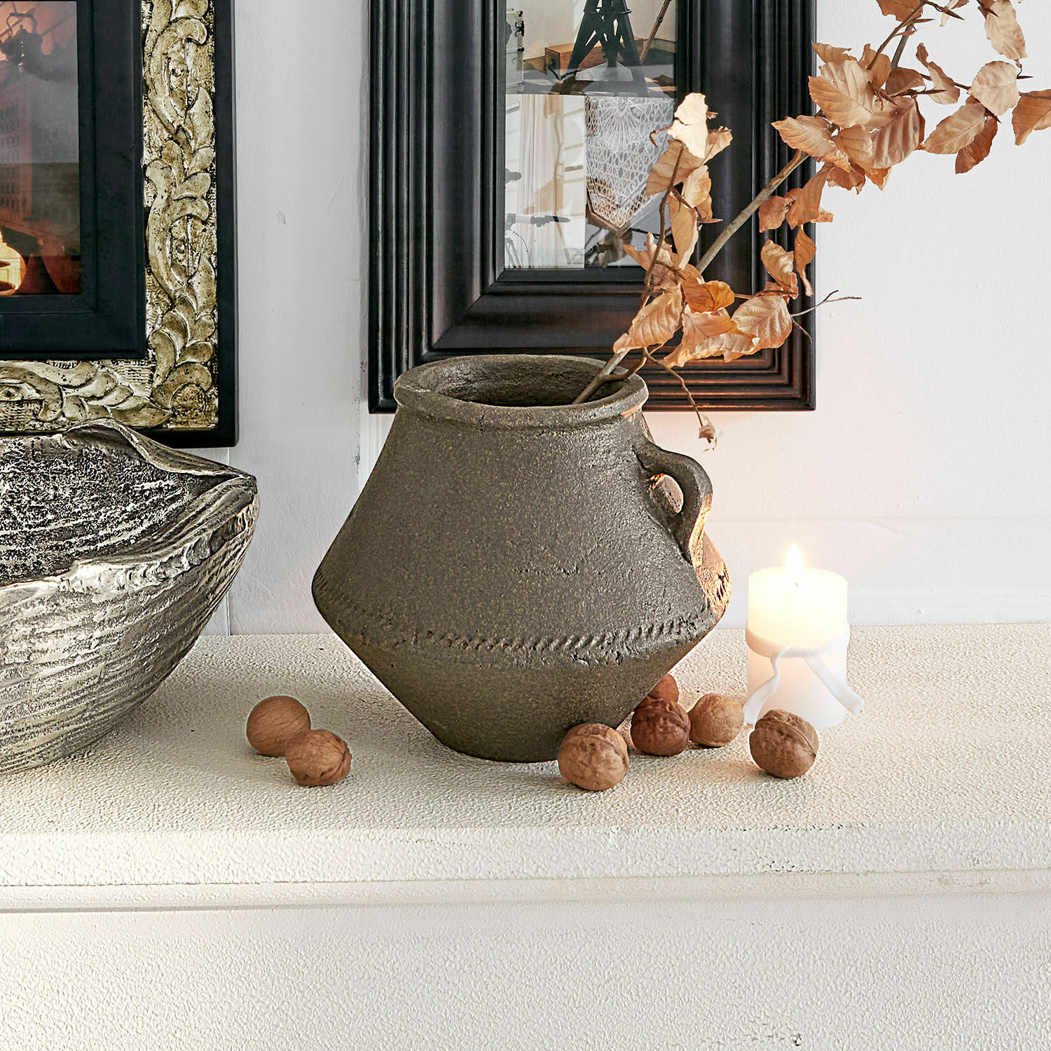 Vase Nouvillac Vase en céramique marron avec anse et feuilles sèches, décoration de table avec noix et bougie