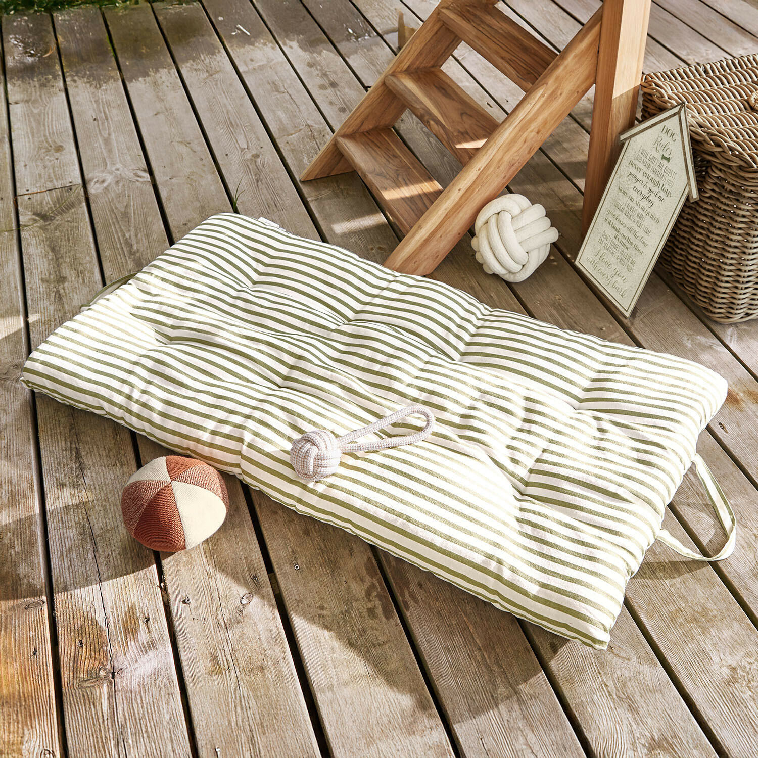 Matelas pour animaux Selinah Coussin matelassé rayé vert pour sol en bois avec jouets pour chien à côté