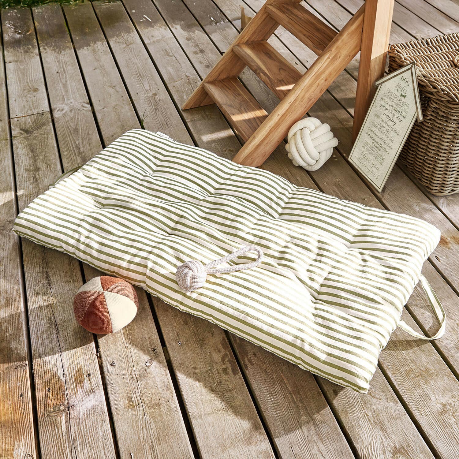 Matelas pour animaux Selinah Coussin matelassé rayé vert pour sol en bois avec jouets pour chien à côté