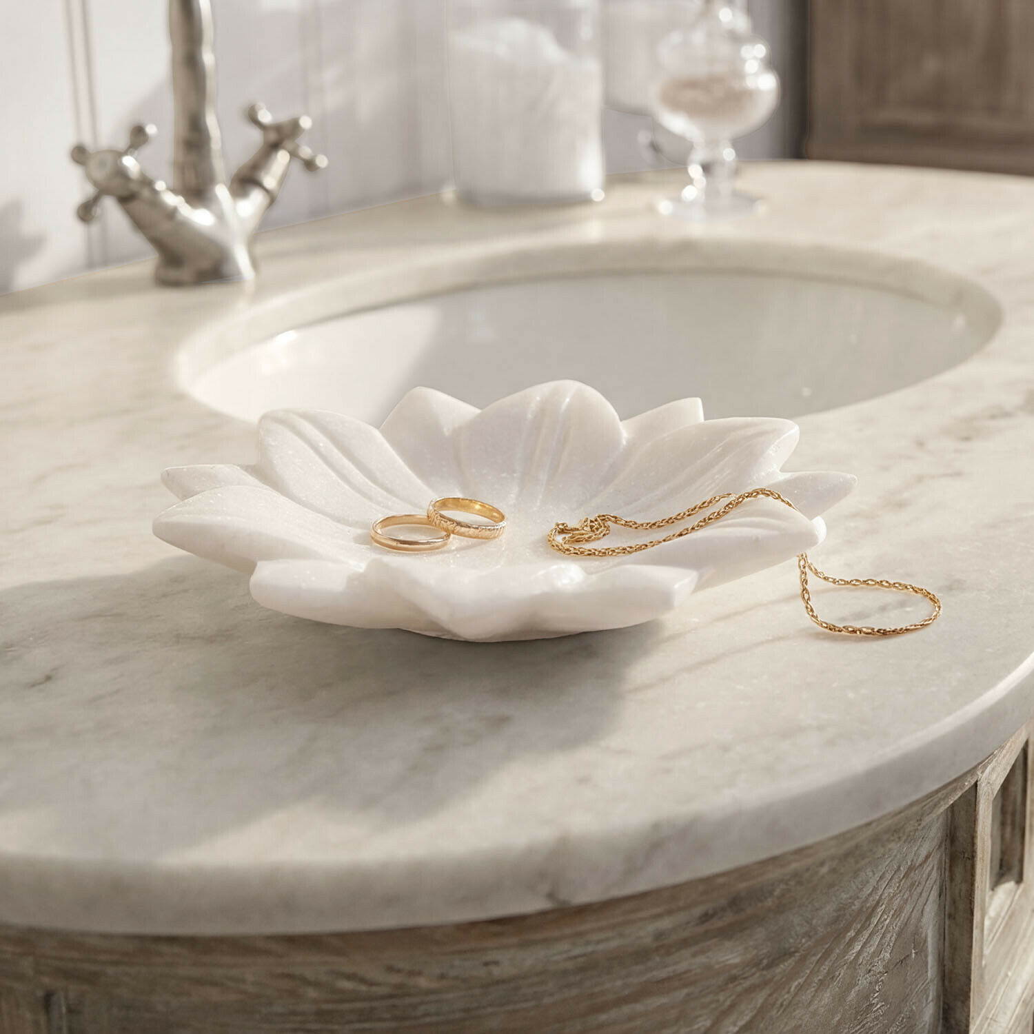 Coupe Dolcin Bol en marbre blanc en forme de fleur pour bijoux sur un lavabo en marbre dans une salle de bain