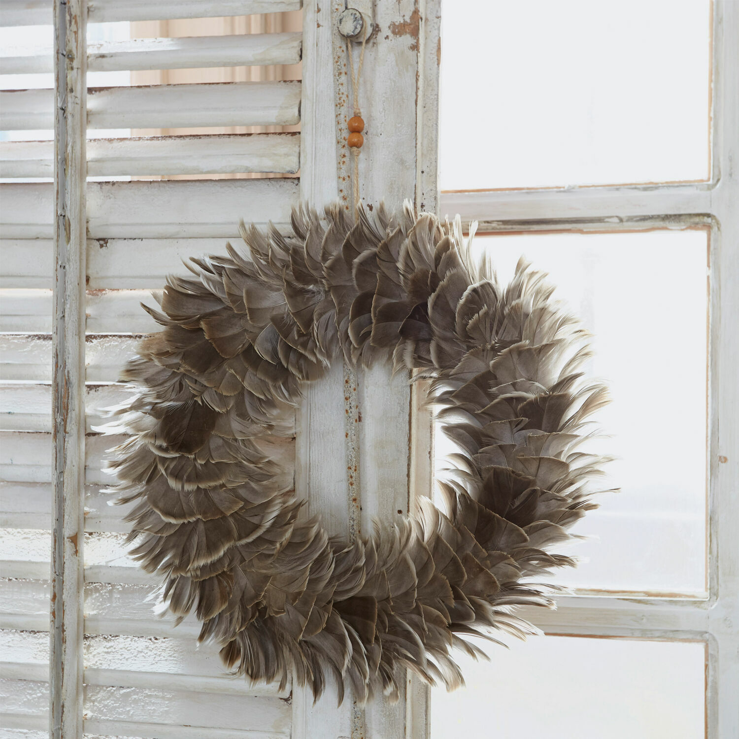 Couronne Misterras Couronne décorative en plumes brunes suspendue à une vieille fenêtre blanche pour décoration intérieure