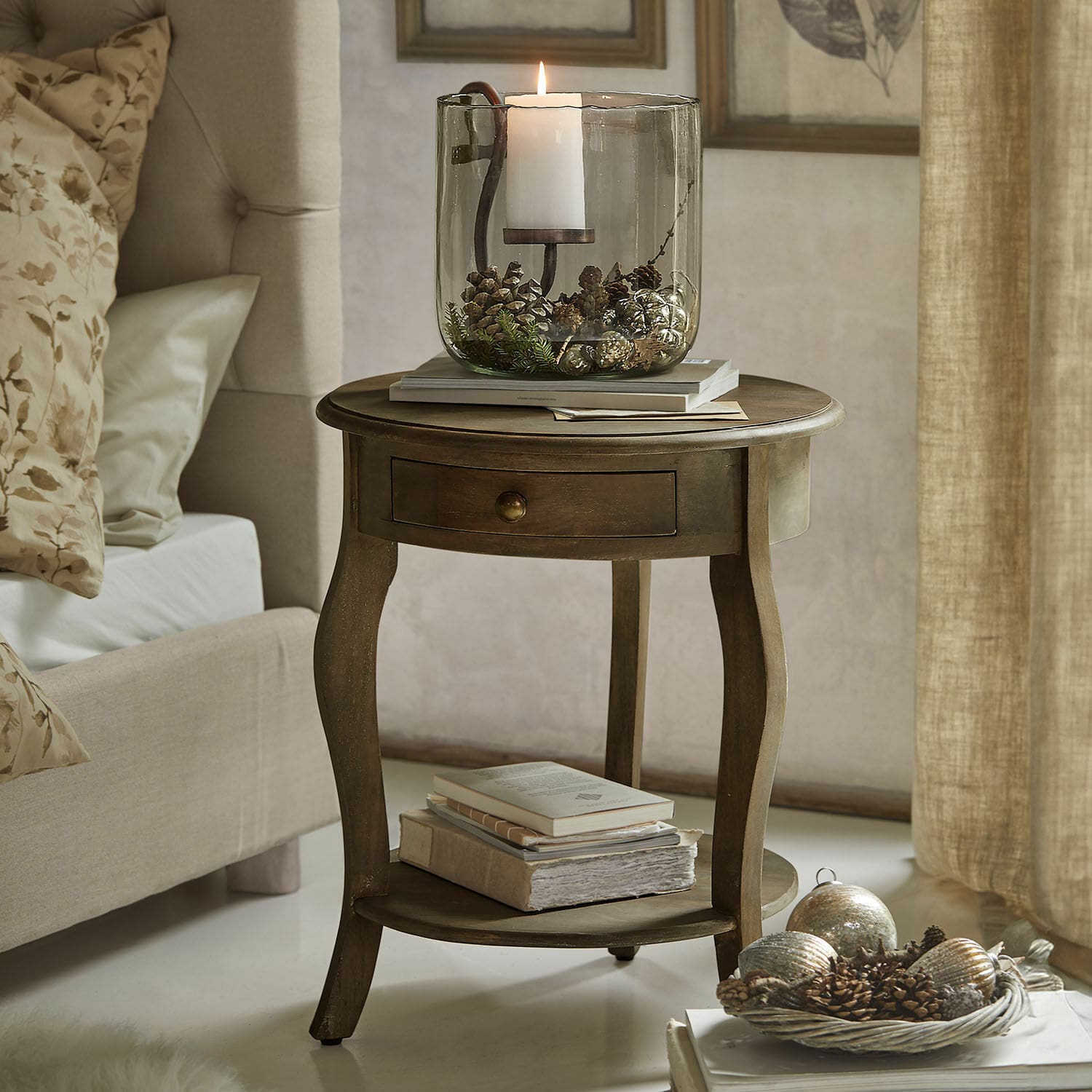 Table d'appoint Jace Table d'appoint ronde en bois avec tiroir et bougeoir décoratif en verre et pommes de pin
