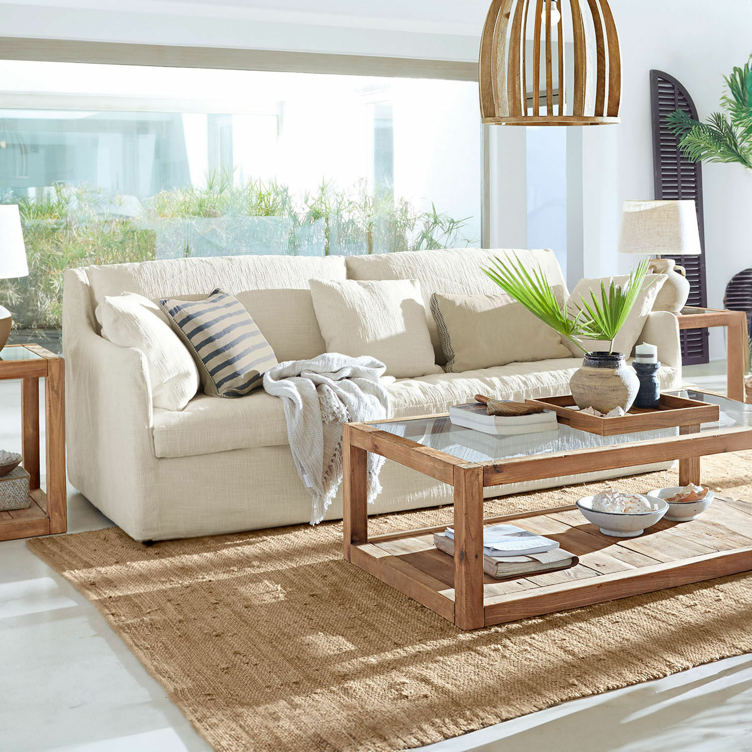 Canapé Shadowfield Canapé beige en tissu dans un salon lumineux avec table basse en bois et tapis naturel