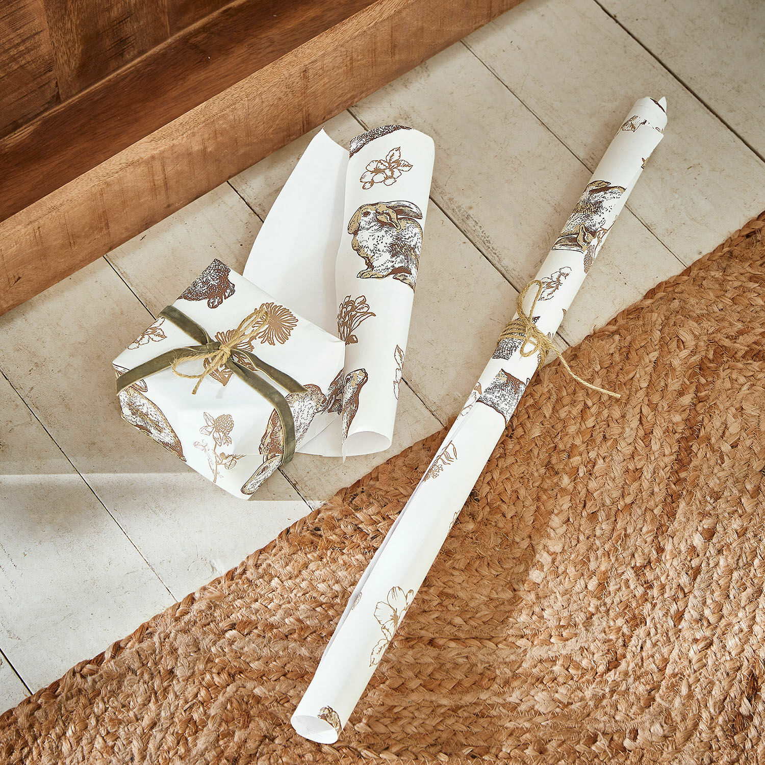 Papier cadeau FSC®-Mix 70% Skylar Papier cadeau blanc avec motifs de lapins et fleurs en nuances brunes, décor rustique naturel