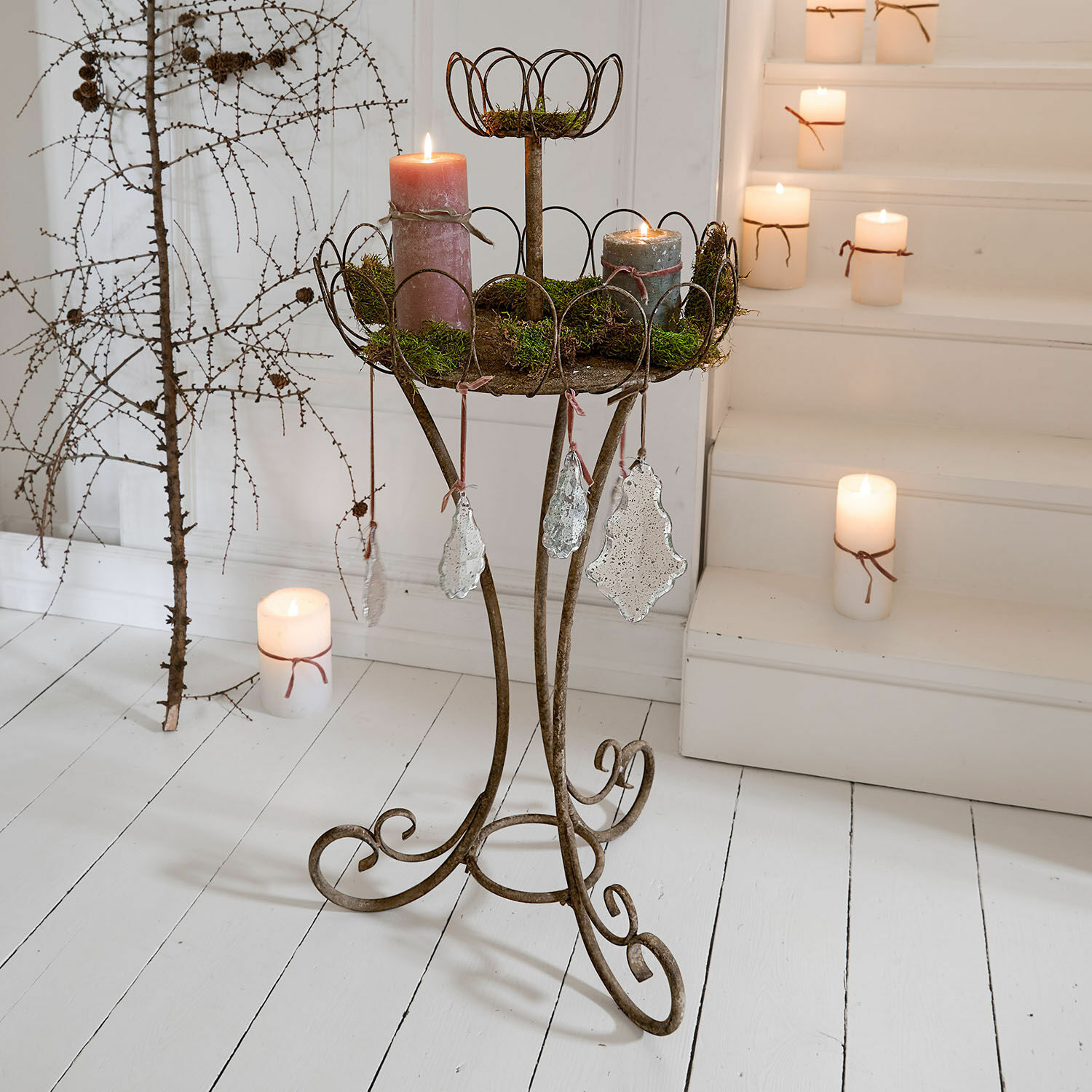 Support en métal pour bougies avec décorations suspendues et mousse, style rustique pour intérieur
