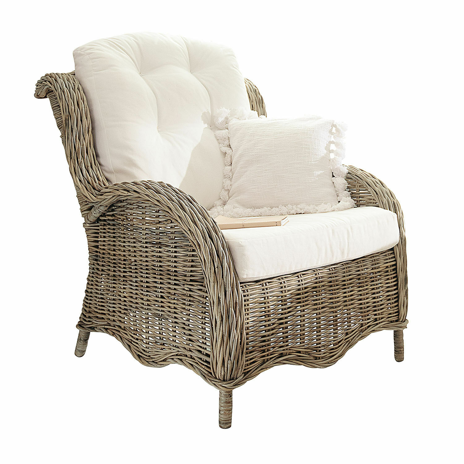 Fauteuil Hailee Fauteuil en rotin naturel avec coussin blanc moelleux et coussin décoratif à franges