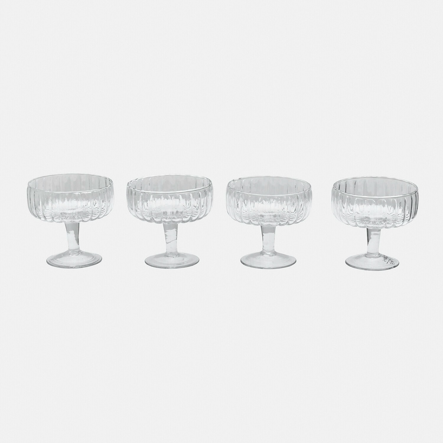 Lot de 4 verres Solerón Ensemble de quatre coupes transparentes en verre strié pour desserts et boissons élégantes