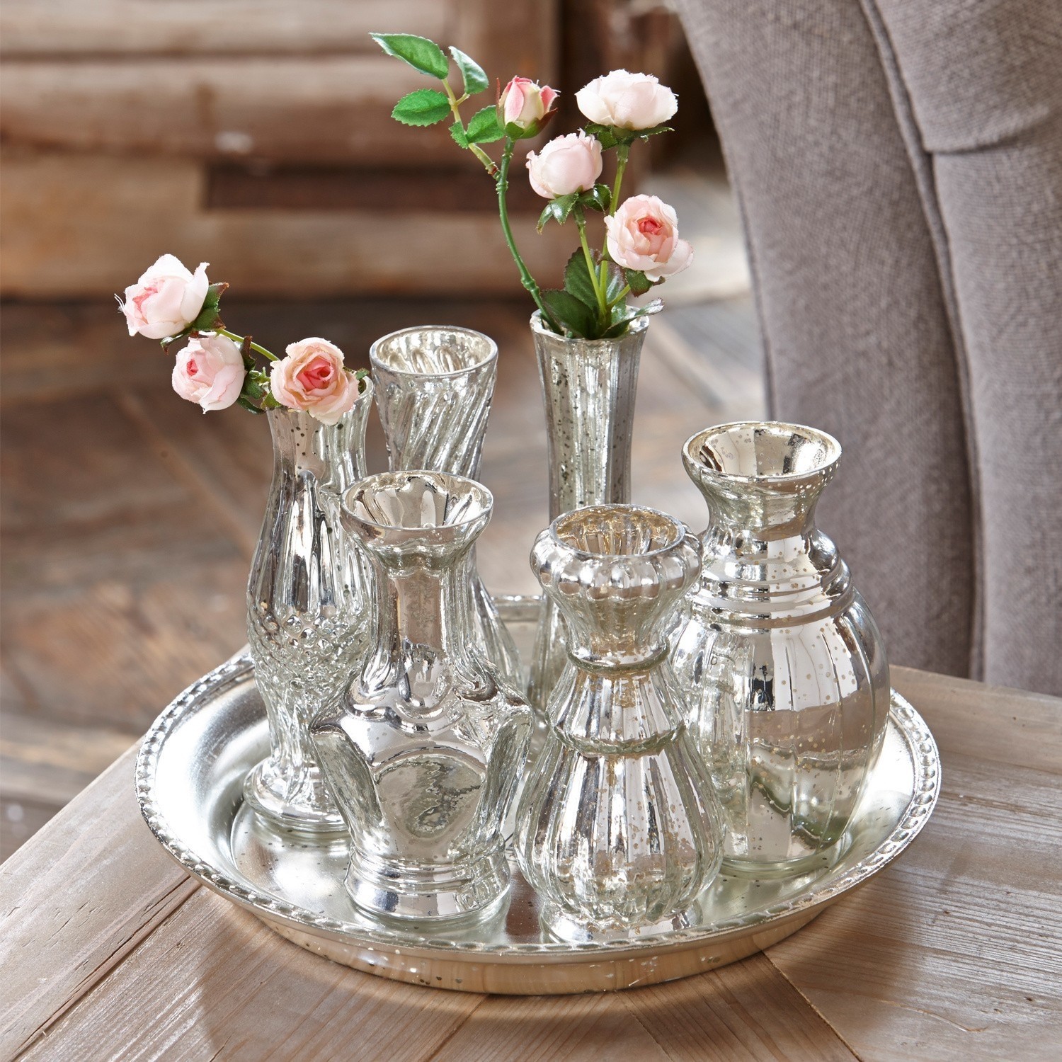 Plateau avec vases Blairville Ensemble de vases en verre argenté sur plateau avec fleurs roses, décoration intérieure élégante