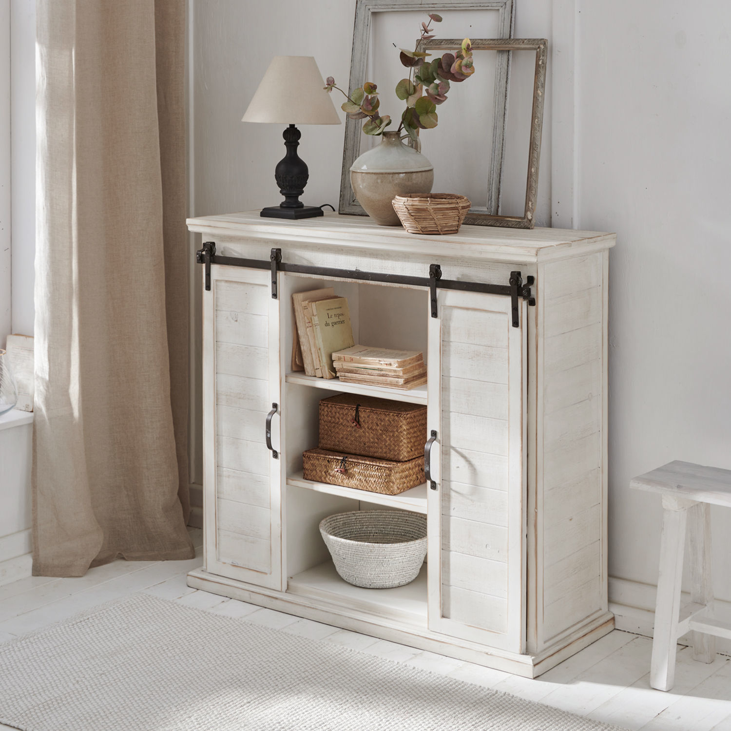 Commode Perrin Buffet en bois blanc avec portes coulissantes et étagères, style rustique pour salon