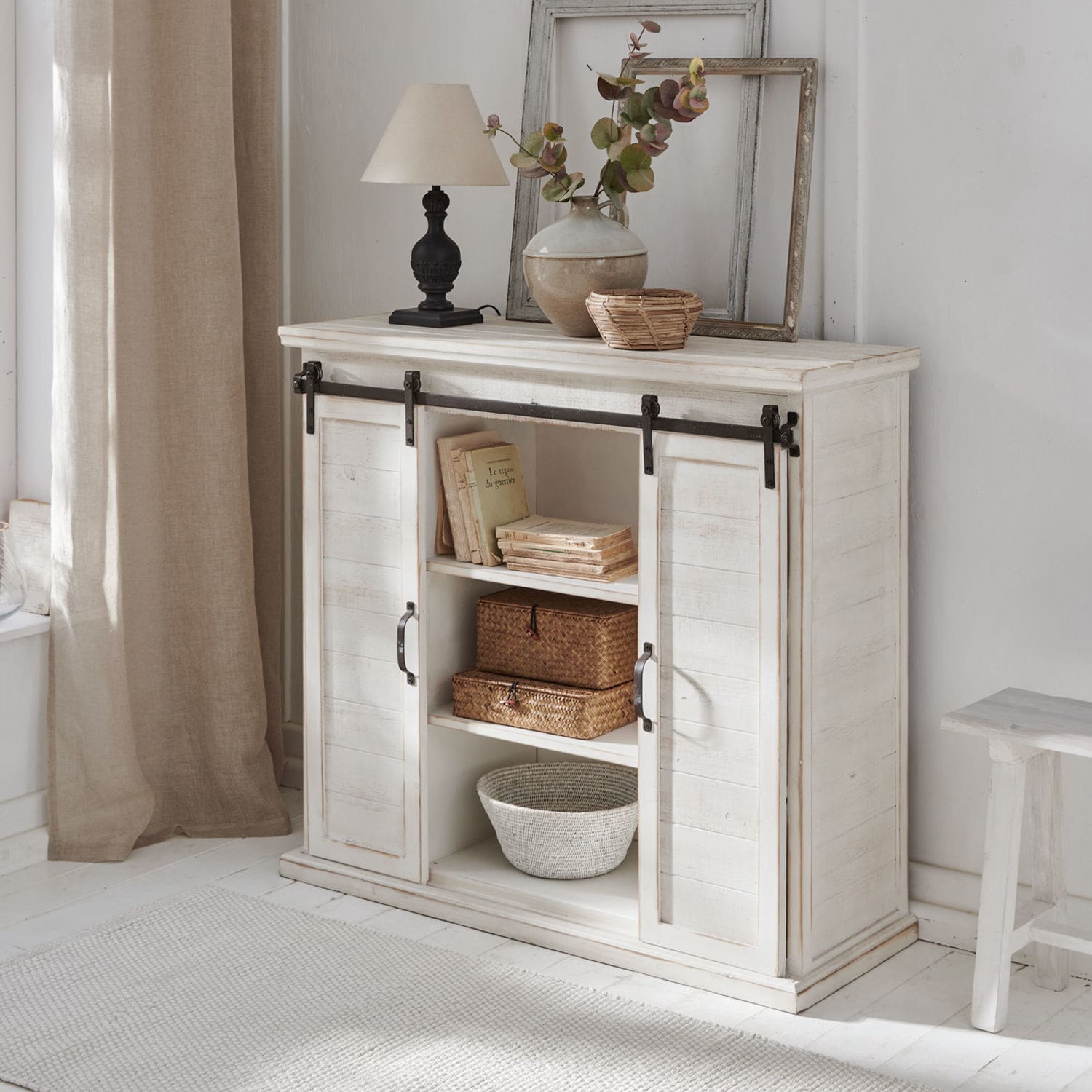 Commode Perrin Buffet en bois blanc avec portes coulissantes et étagères, style rustique pour salon