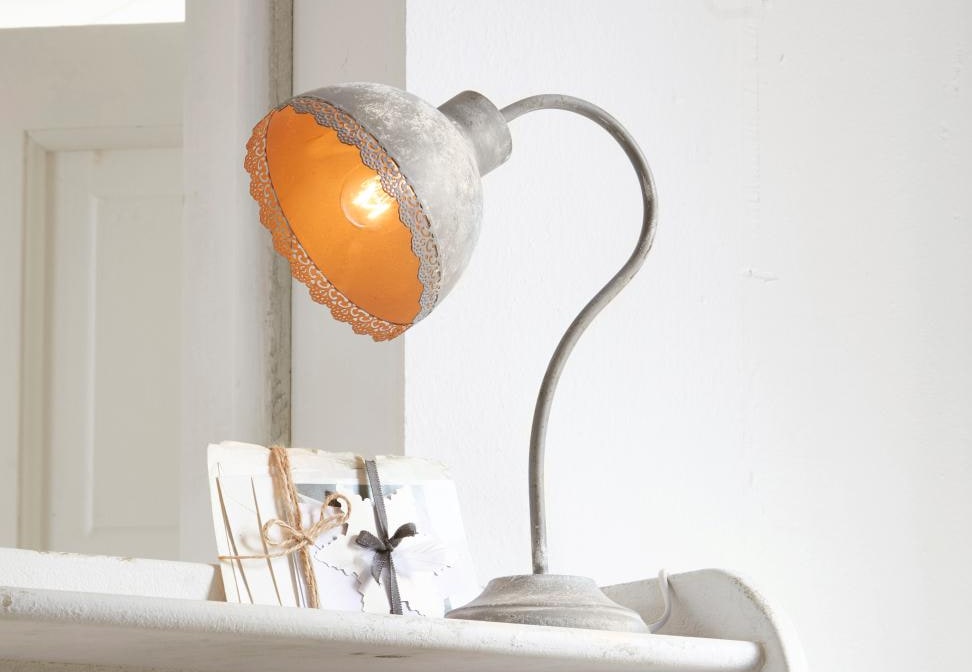 Lampe de table en métal style shabby chic avec intérieur orange décoratif, lampe vintage pour décoration intérieure