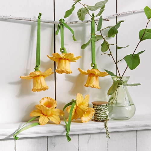 Fleurs décoratives jaunes en tissu avec rubans verts, décoration naturelle suspendue pour intérieur.