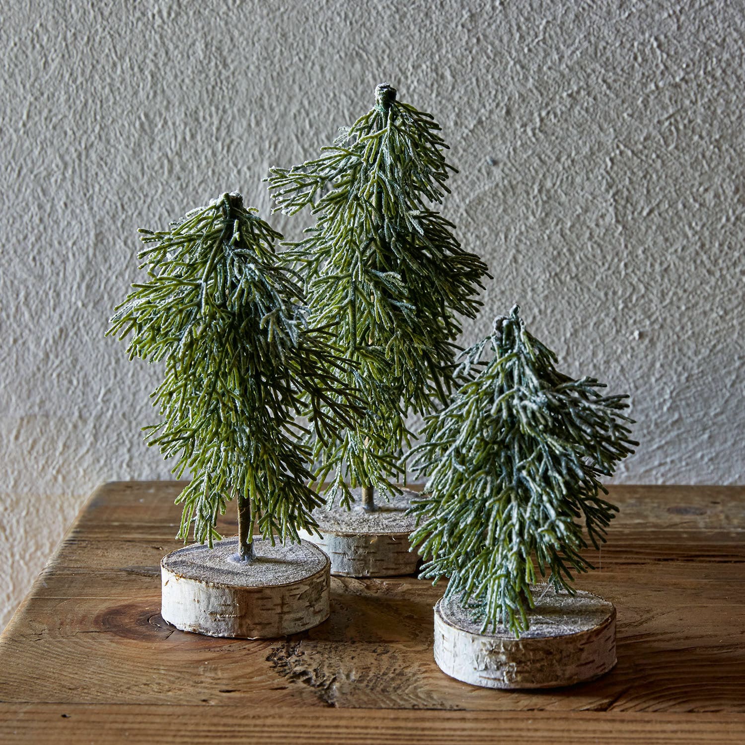 Lot de 3 arbres Lonzac Trois sapins décoratifs verts en matériau sur base en bois, décoration de table de Noël