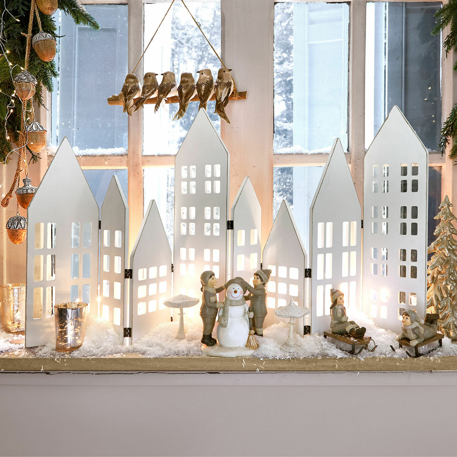 Décoration en accordéon Cottages Décoration hivernale avec maisons blanches en bois et figurines d'enfants avec bonhomme de neige