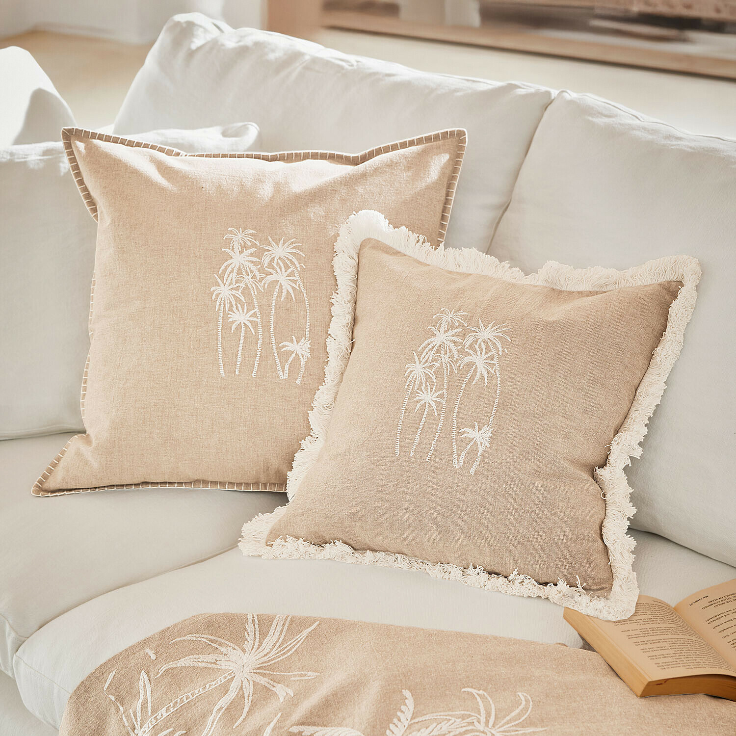 Lot de 2 housses de coussins Windlake Coussins beiges en lin avec broderie blanche de palmiers sur canapé clair, décoration textile salon