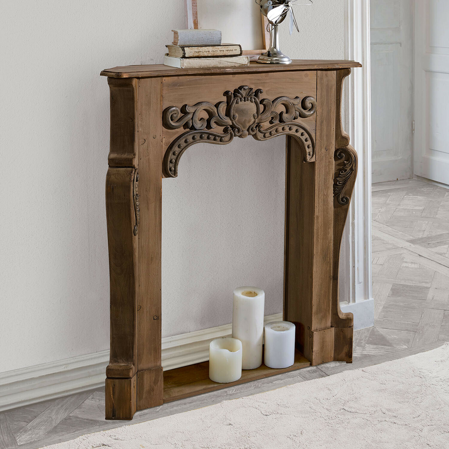 Console de cheminée Emporia Encadrement de cheminée en bois sculpté avec trois bougies blanches à l'intérieur, style vintage