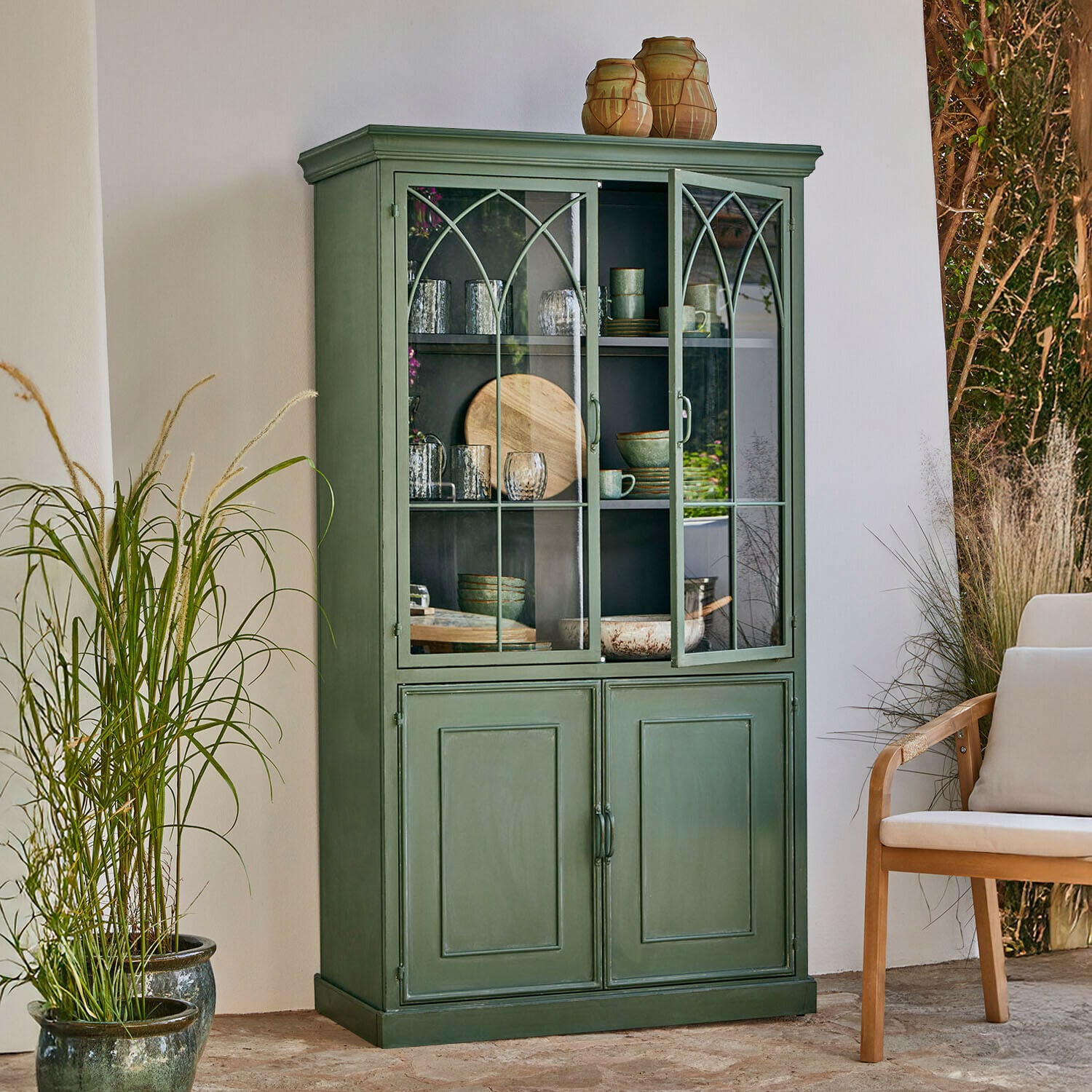 Buffet Tivareño Vitrine en bois vert avec portes vitrées et étagères pour vaisselle dans un style vintage