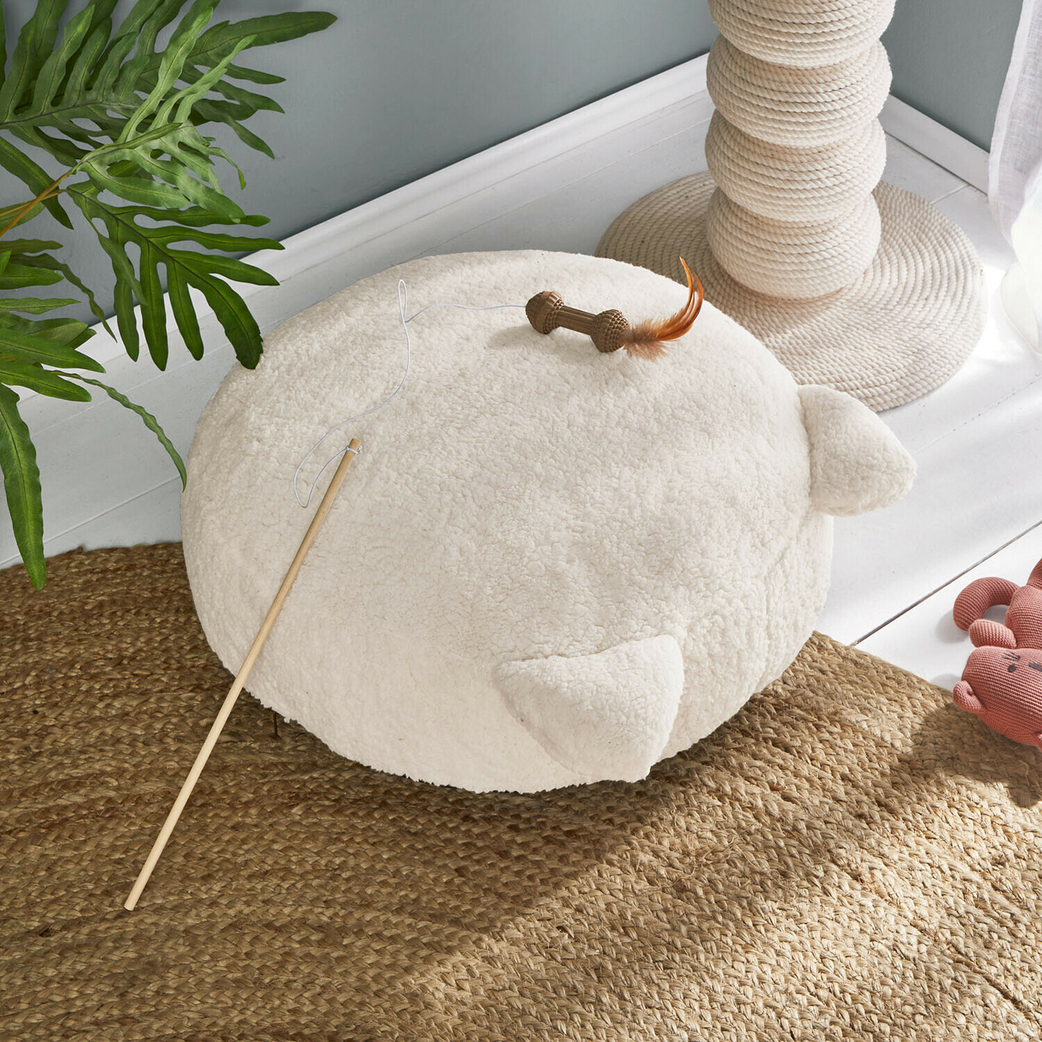 Matelas pour chat Fluffano Coussin rond crème en tissu doux avec oreilles, jouet pour chat avec baguette et plume
