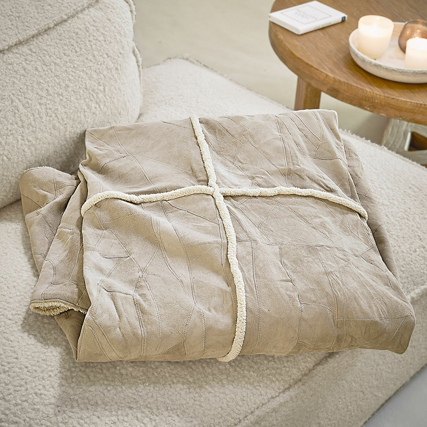 Plaid Raminya Plaid beige en suédine avec bordure en fausse fourrure blanche, parfait pour un intérieur cosy et décoration salon