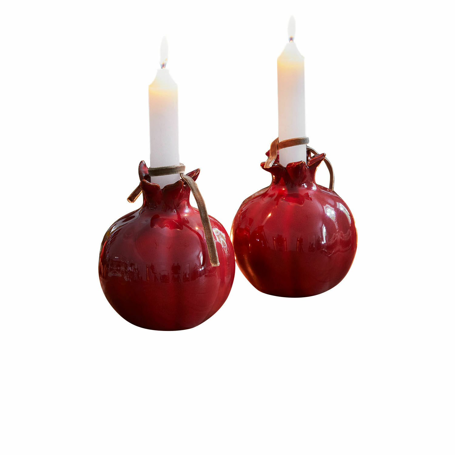 Lot de 2 bougeoirs Karidah Deux bougeoirs en céramique rouge en forme de grenade avec bougies blanches et rubans marron