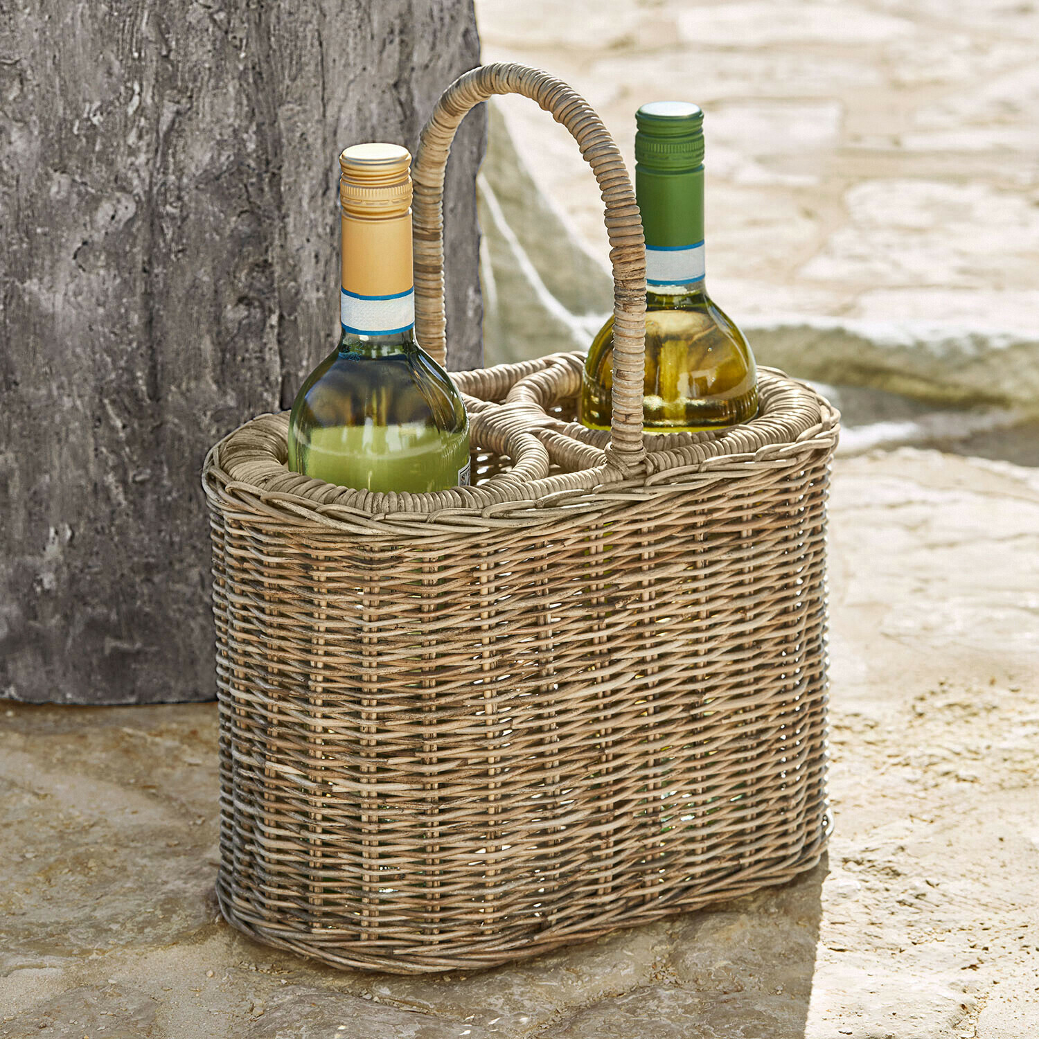 Panier en osier naturel beige pour deux bouteilles de vin, idéal pour pique-nique ou transport