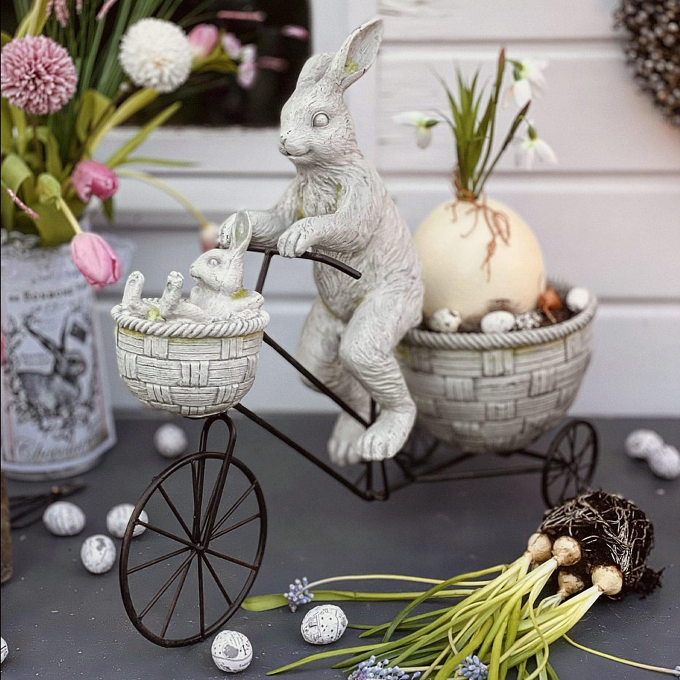 Décoration de Pâques avec lapins blancs en résine sur vélo en métal avec paniers et fleurs