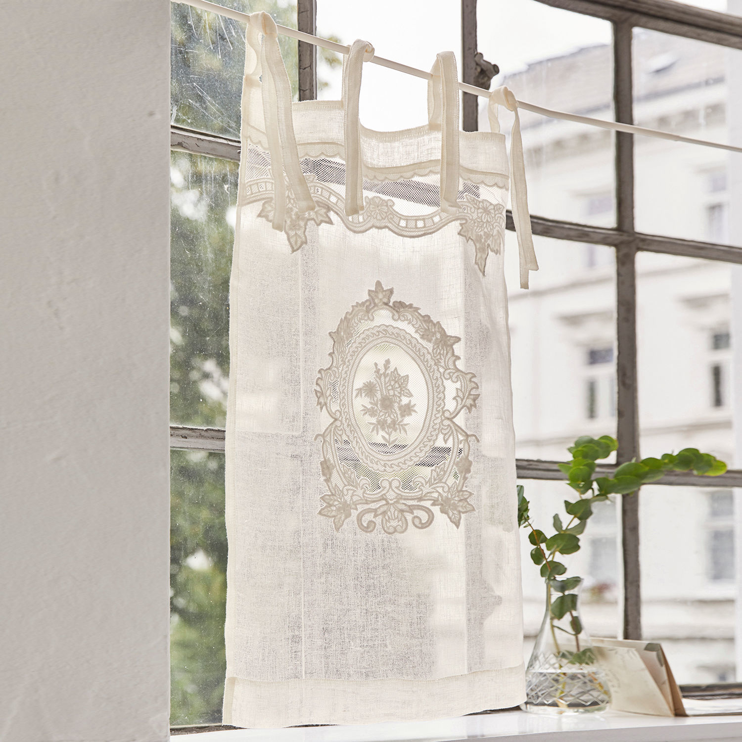 Brise-bise Mesnay Voilage blanc en lin avec motif floral brodé et attaches à nouer pour fenêtre