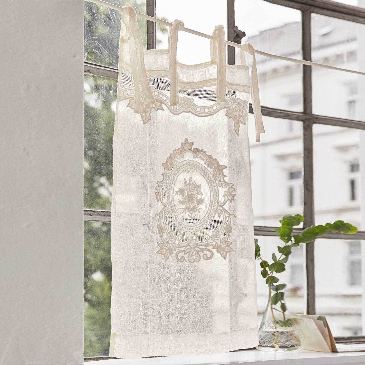 Brise-bise Mesnay Voilage blanc en lin avec motif floral brodé et attaches à nouer pour fenêtre