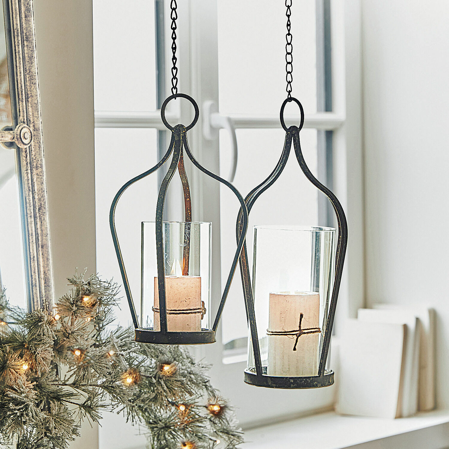 Lot de 2 lanternes à suspendre Mikella Lanterne noire en métal suspendue avec verre transparent et bougies blanches, décoration de fenêtre festive