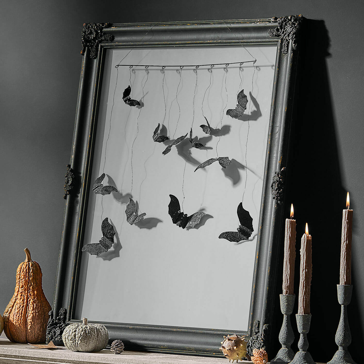 Mobile décoratif Blenoir Décoration murale avec chauves-souris en métal noir suspendues dans un cadre orné pour Halloween