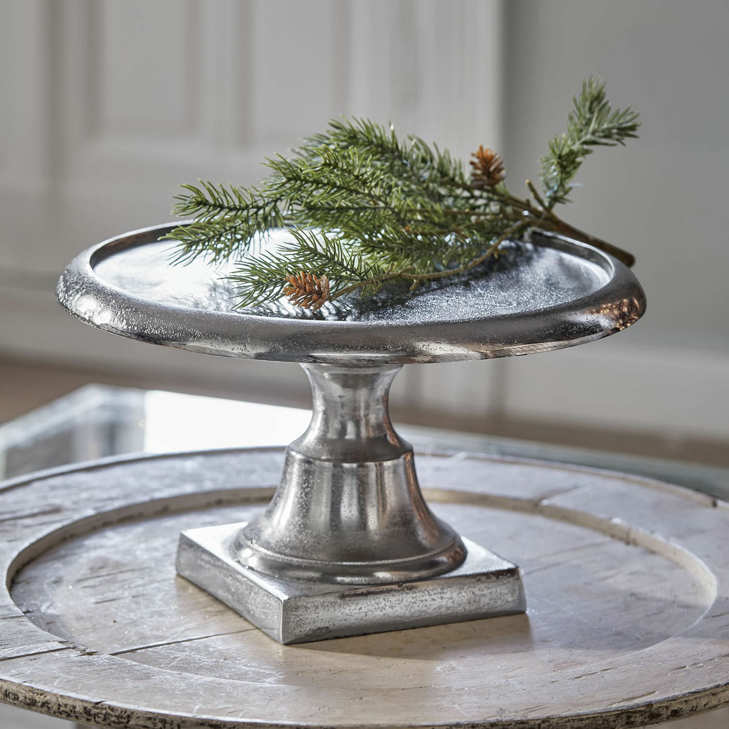 Présentoir à étage Maelora Plateau en métal argenté sur pied, accessoire décoratif élégant pour table et intérieur