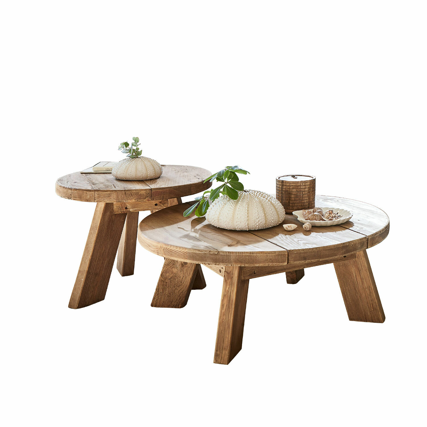Lot de 2 tables d’appoint Oteley Deux tables basses rondes en bois naturel avec décorations sur les plateaux