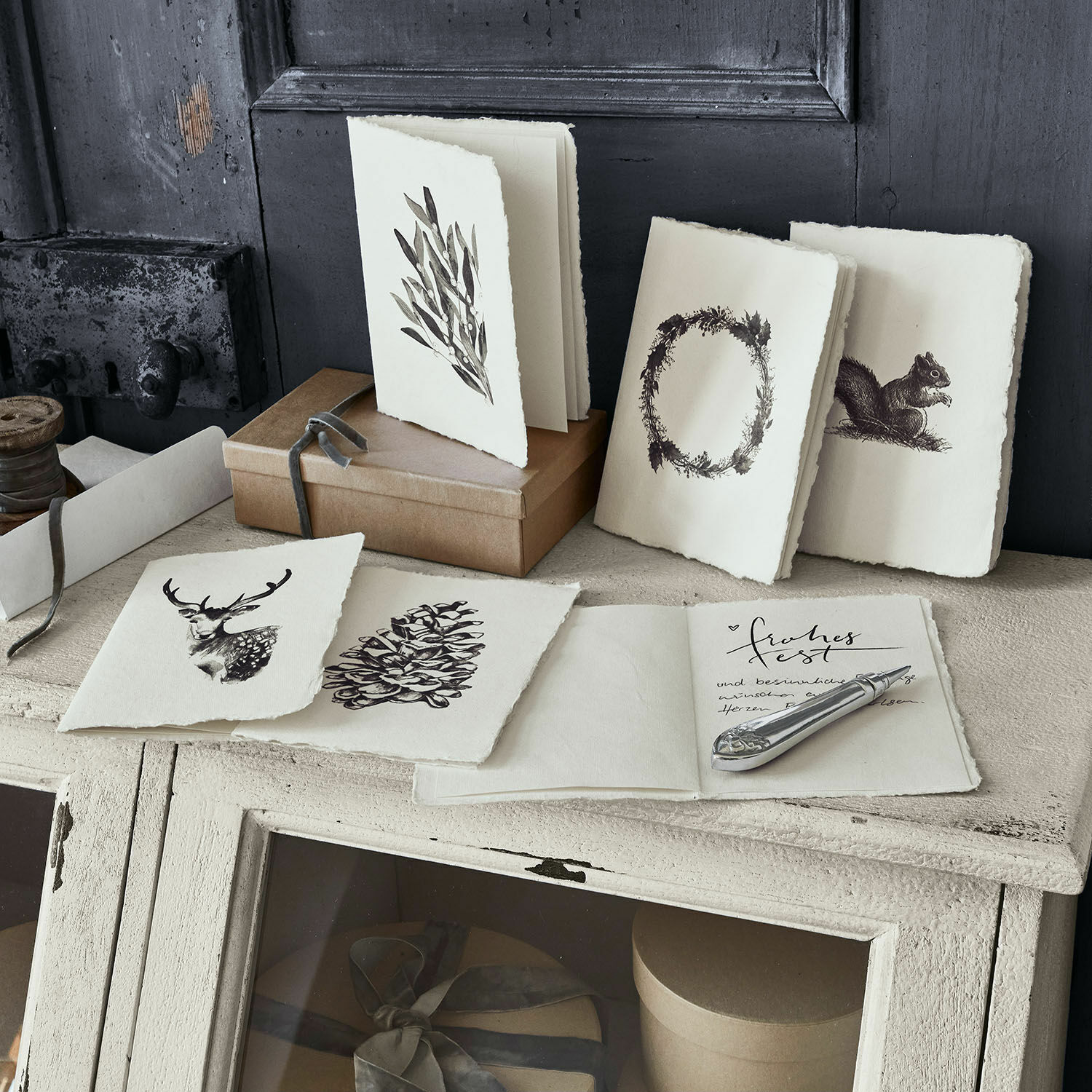 Lot de 6 cartes de vœux Previa Ensemble de cartes en papier crème avec motifs naturels dessinés à la main sur une table rustique