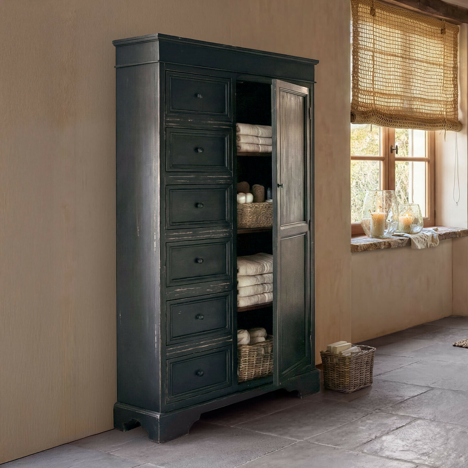 Commode Vireldan Armoire noire en bois avec tiroirs et étagères garnies de serviettes dans un intérieur rustique