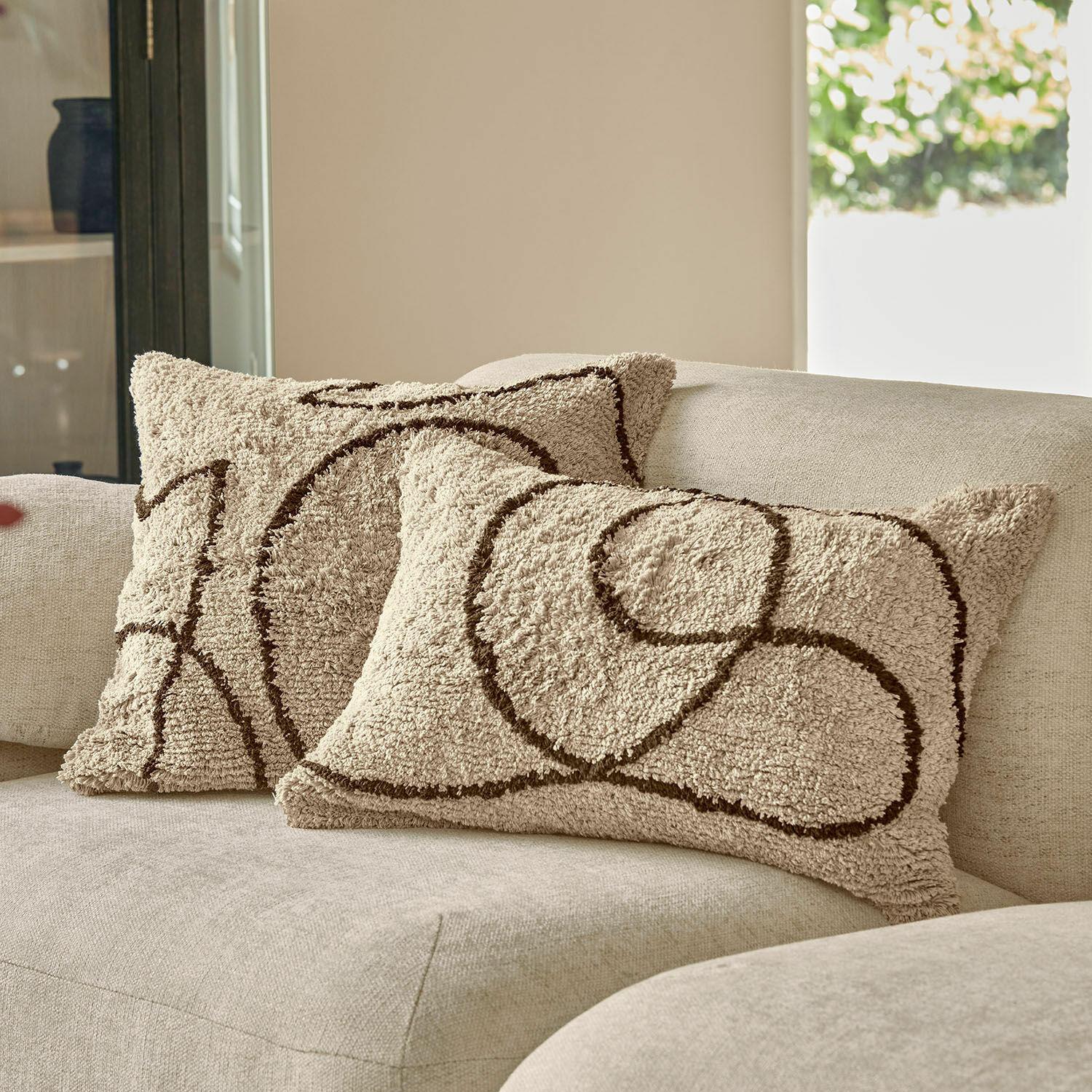 Lot de 2 housses de coussins Lavinois Coussins décoratifs beiges en tissu doux avec motif géométrique marron sur canapé clair
