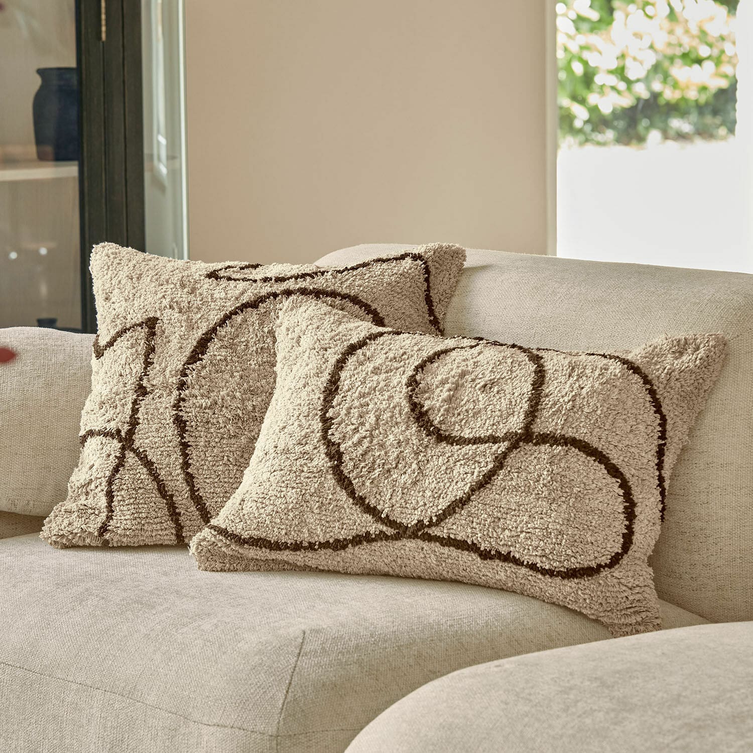 Lot de 2 housses de coussins Lavinois Coussins décoratifs beiges en tissu doux avec motif géométrique marron sur canapé clair
