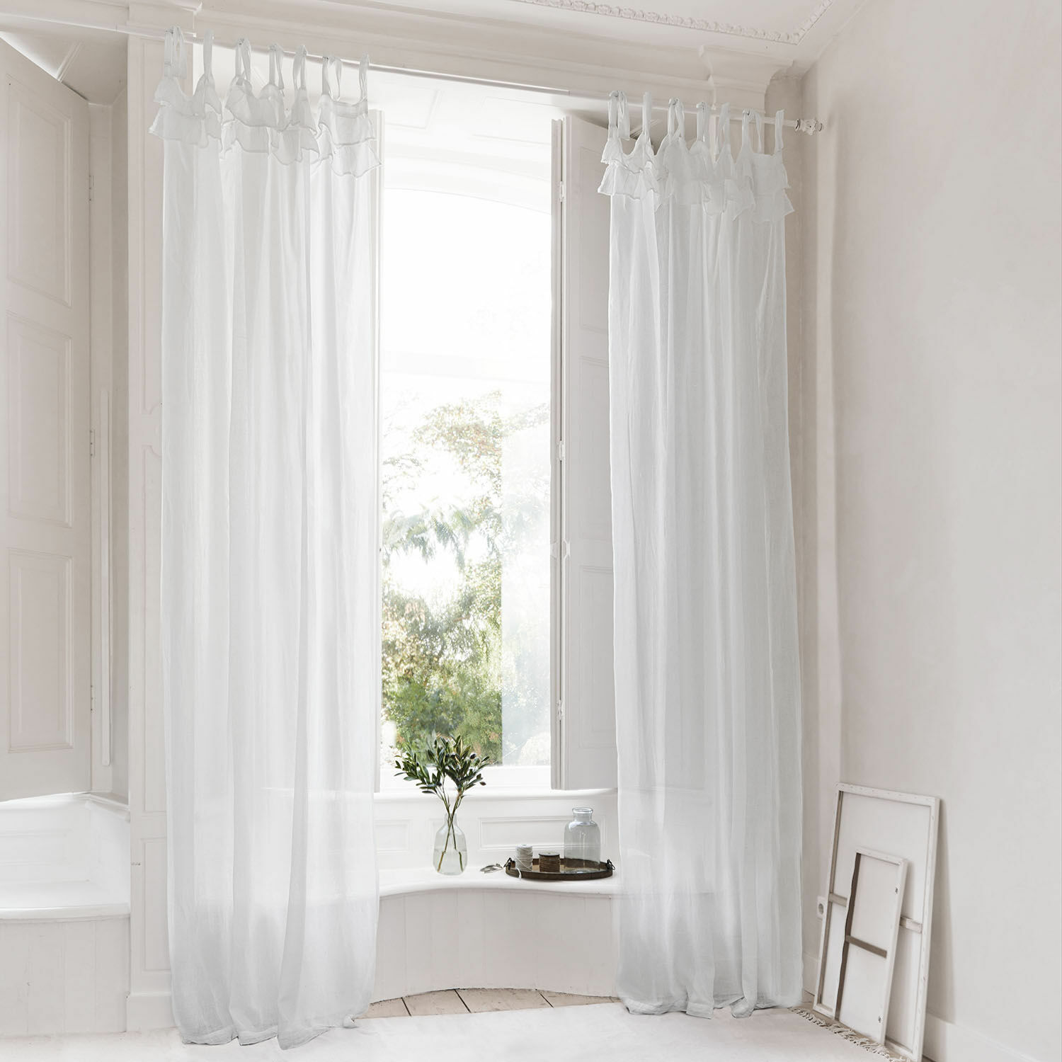 Rideau Lawnside Rideaux blancs légers en tissu fin dans un intérieur lumineux avec une grande fenêtre