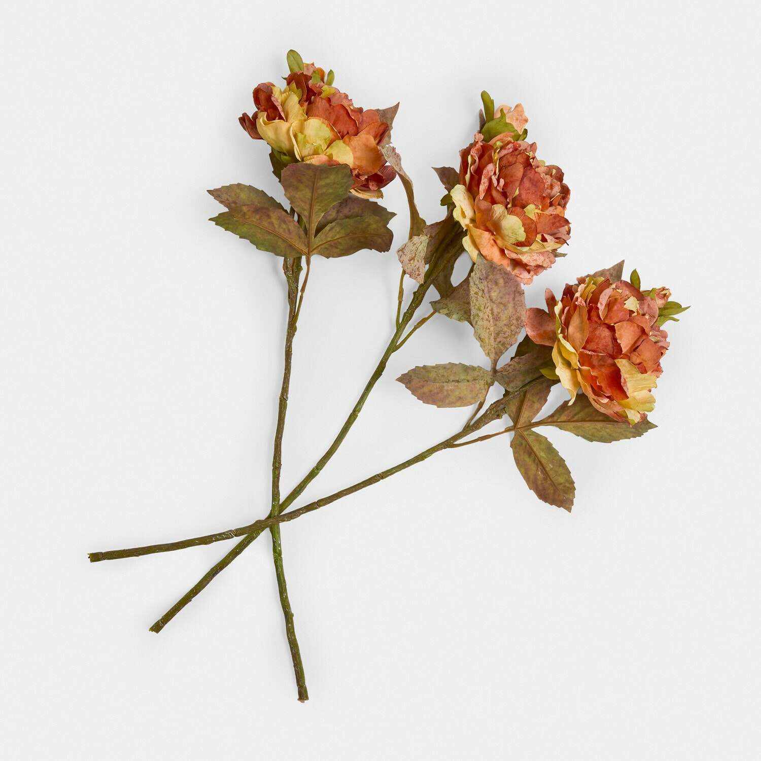 Trois fleurs artificielles orange et jaune avec feuilles vertes sur fond blanc