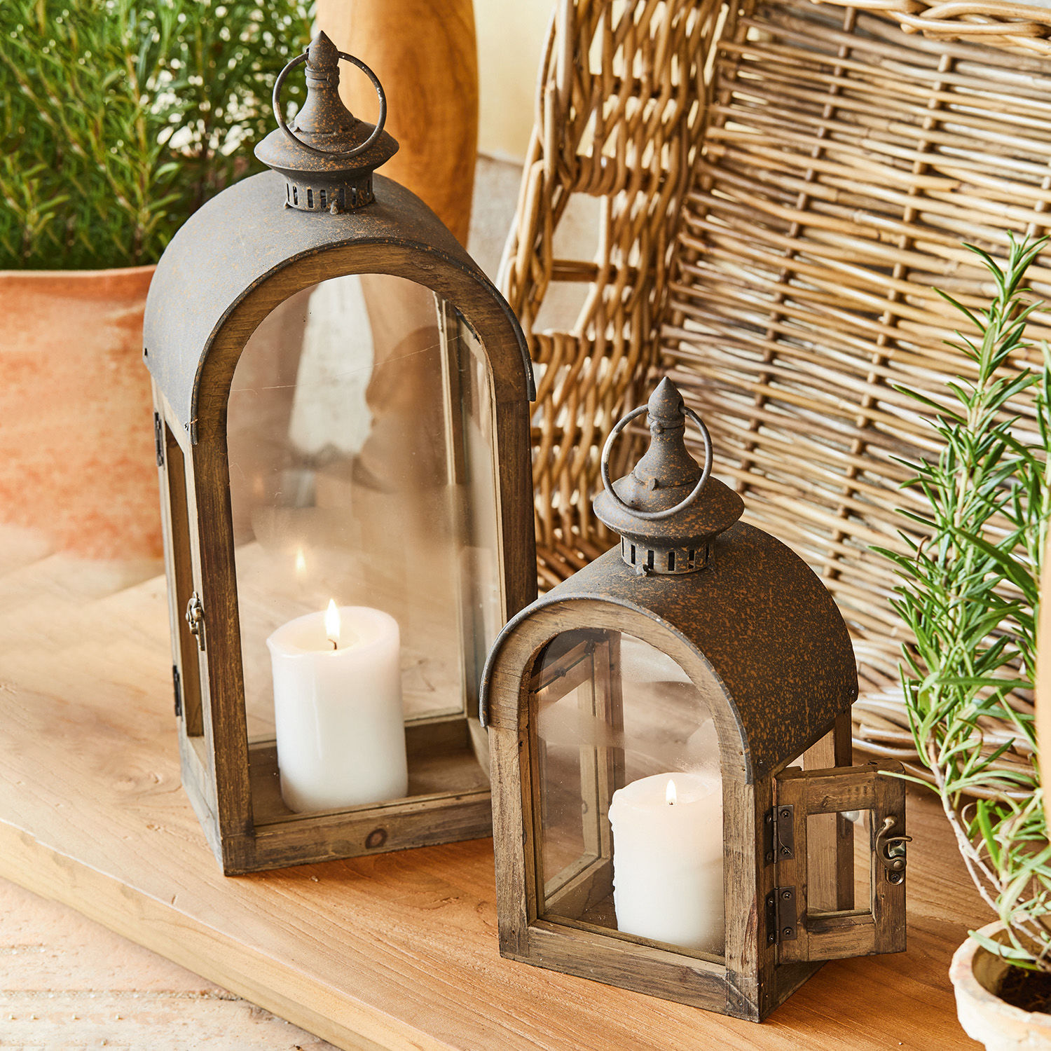 Lot de 2 lanternes Jadon Lanterne en bois avec couvercle en métal rouillé et bougie blanche, décoration intérieure rustique