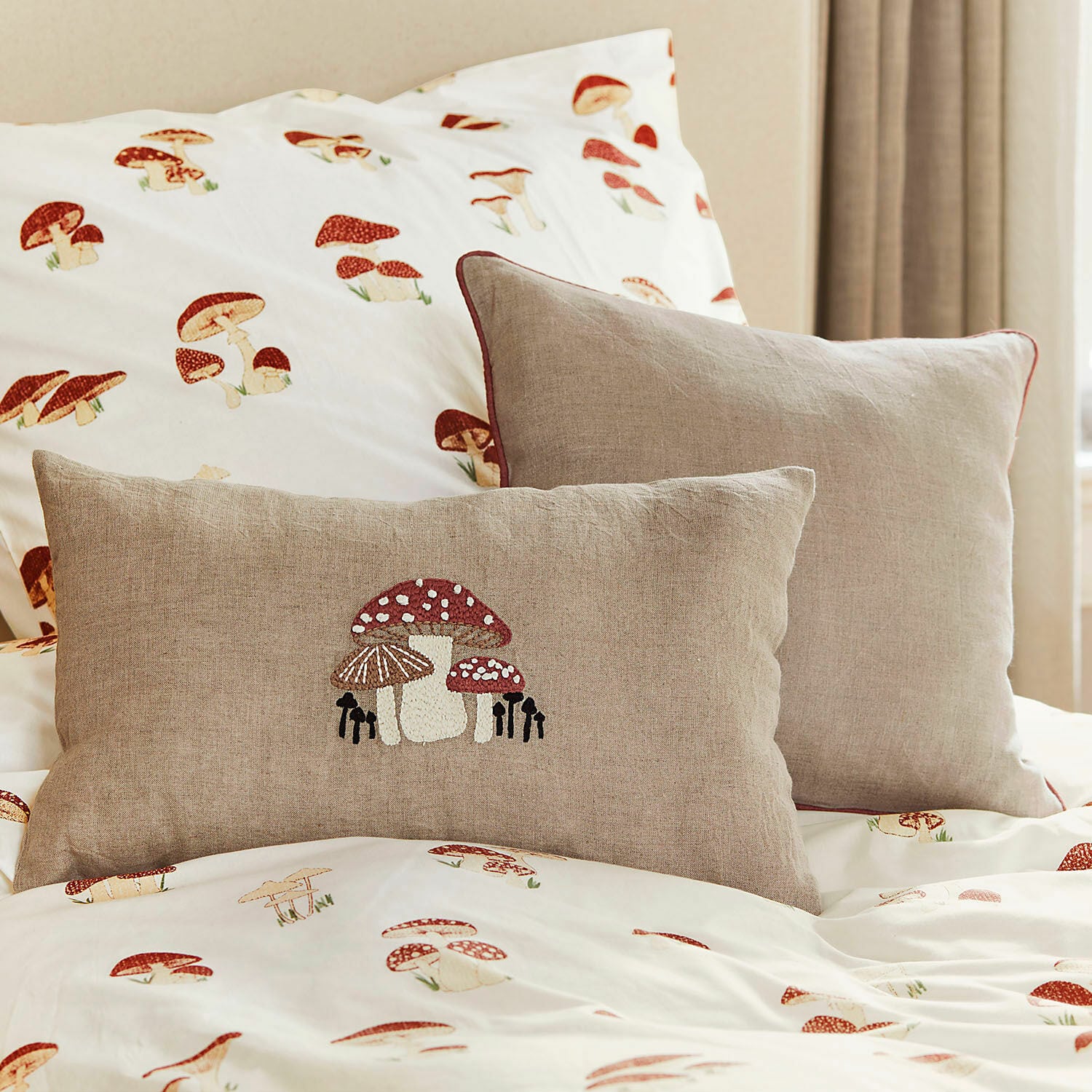 Lot de 2 housses de coussin Norilie Coussins beiges en lin avec broderie de champignons sur une literie imprimée champignons, déco chambre