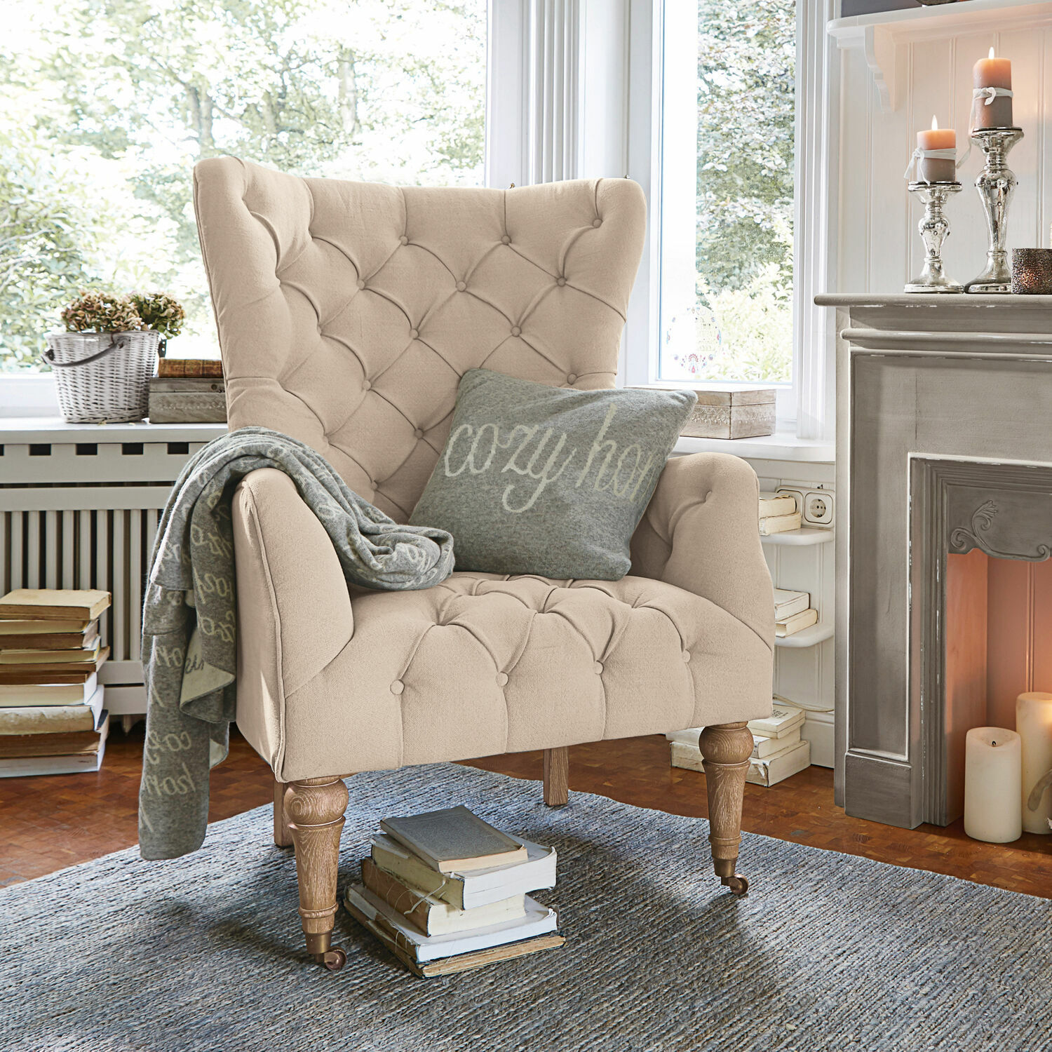 Fauteuil Migré Fauteuil beige capitonné avec pieds en bois dans un salon chaleureux près de la cheminée