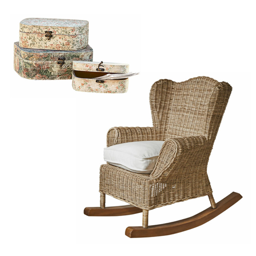 Fauteuil à bascule en rotin avec coussin blanc et trois valises décoratives à motif floral