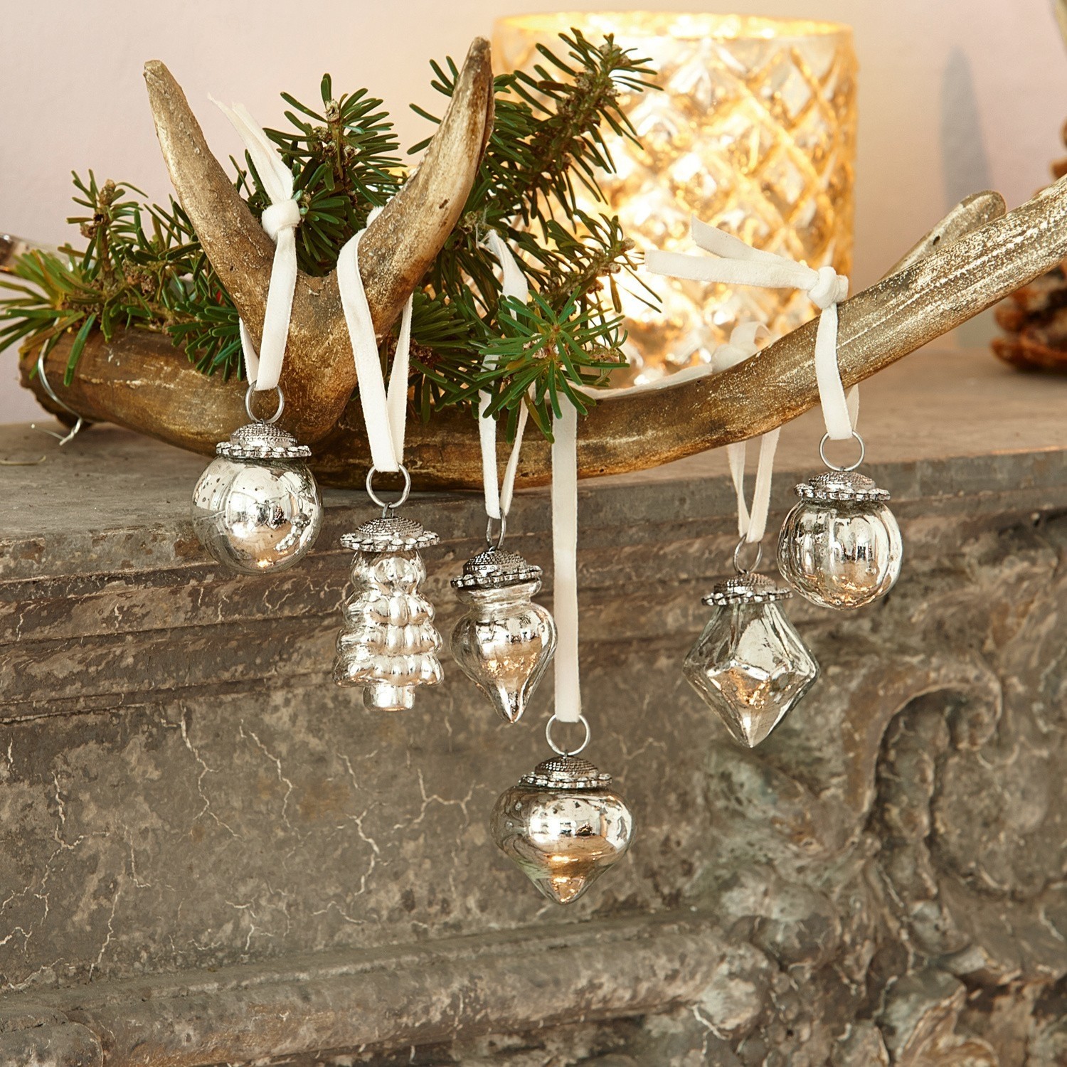 Lot de 6 décorations de Noël Levier Décorations de Noël argentées avec rubans blancs suspendues à un bois doré avec branches vertes