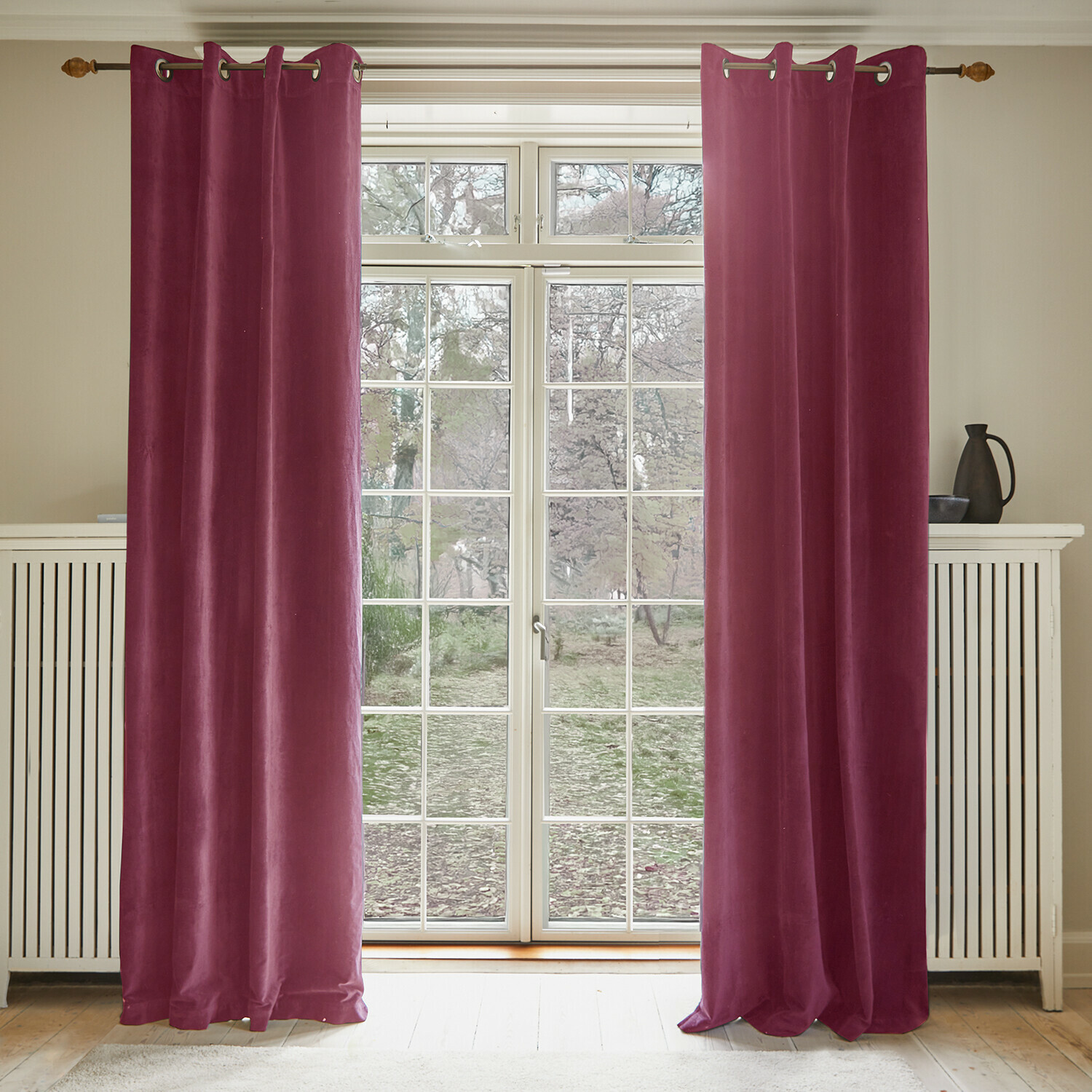 Rideau Miko Rideaux en velours violet suspendus devant une grande fenêtre, décoration intérieure et occultation
