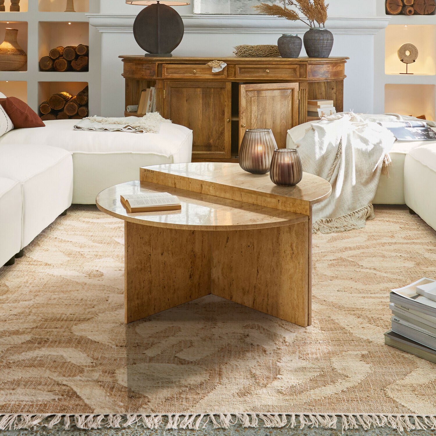 Table basse Candeloro Table basse moderne en bois couleur naturelle sur tapis beige dans un salon lumineux