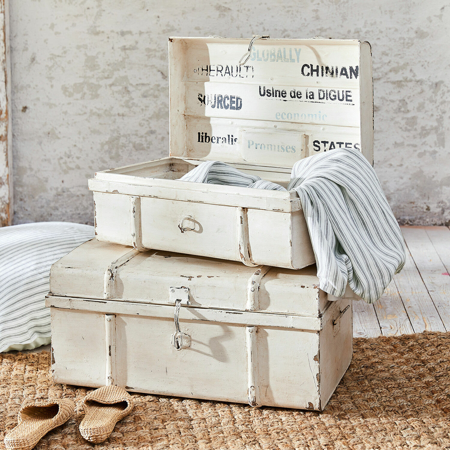 Lot de 2 malles Riga Coffres en bois blanc vieilli posés sur un tapis en jute, boîtes de rangement décoratives rustiques
