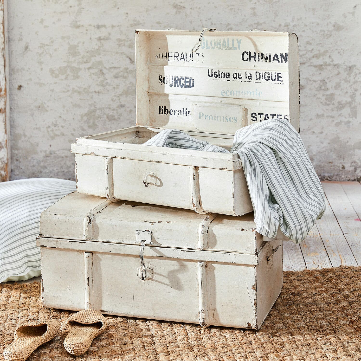 Lot de 2 malles Riga Coffres en bois blanc vieilli posés sur un tapis en jute, boîtes de rangement décoratives rustiques