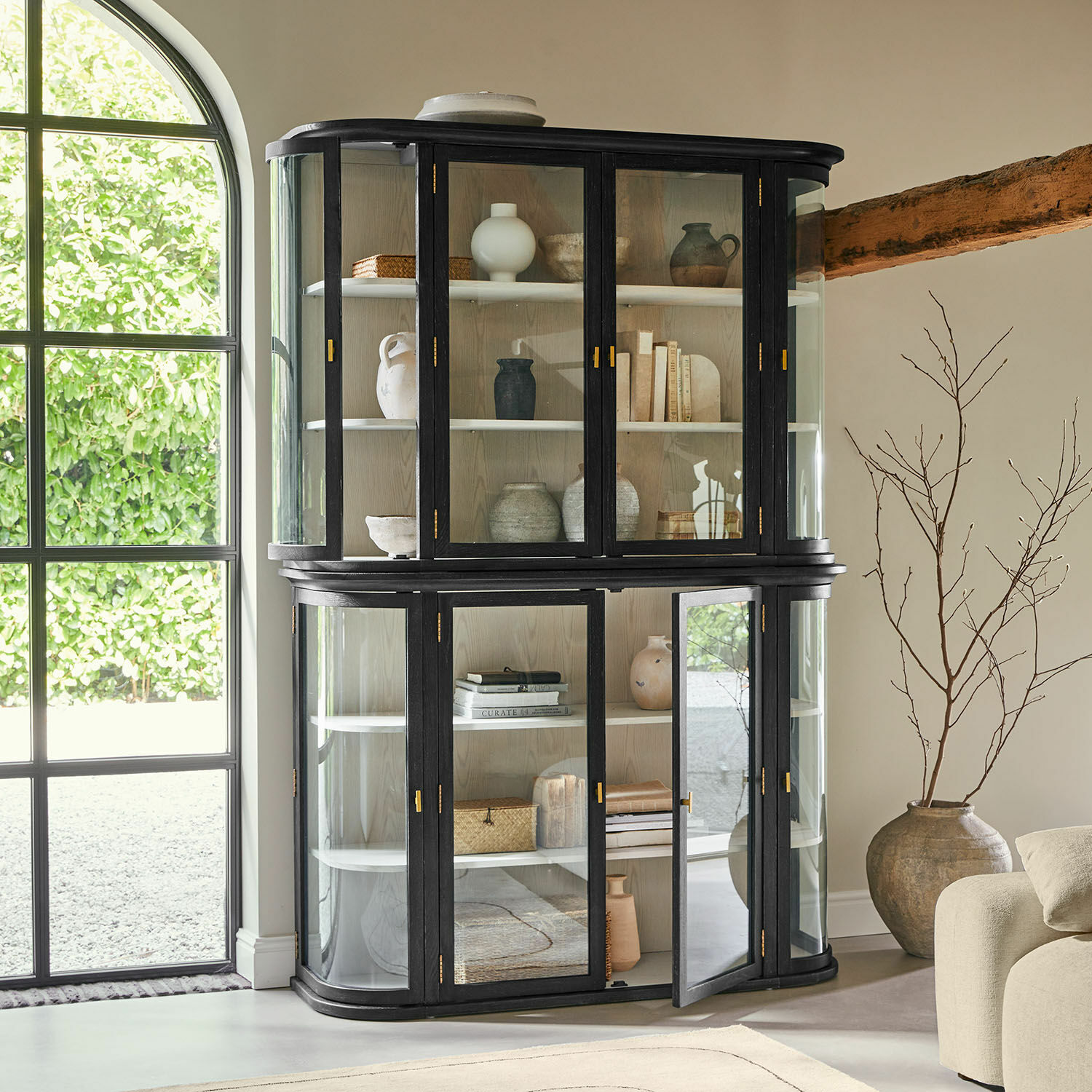 Vitrine Sturminster Vitrine noire en bois avec portes vitrées et étagères, meuble moderne pour salon lumineux